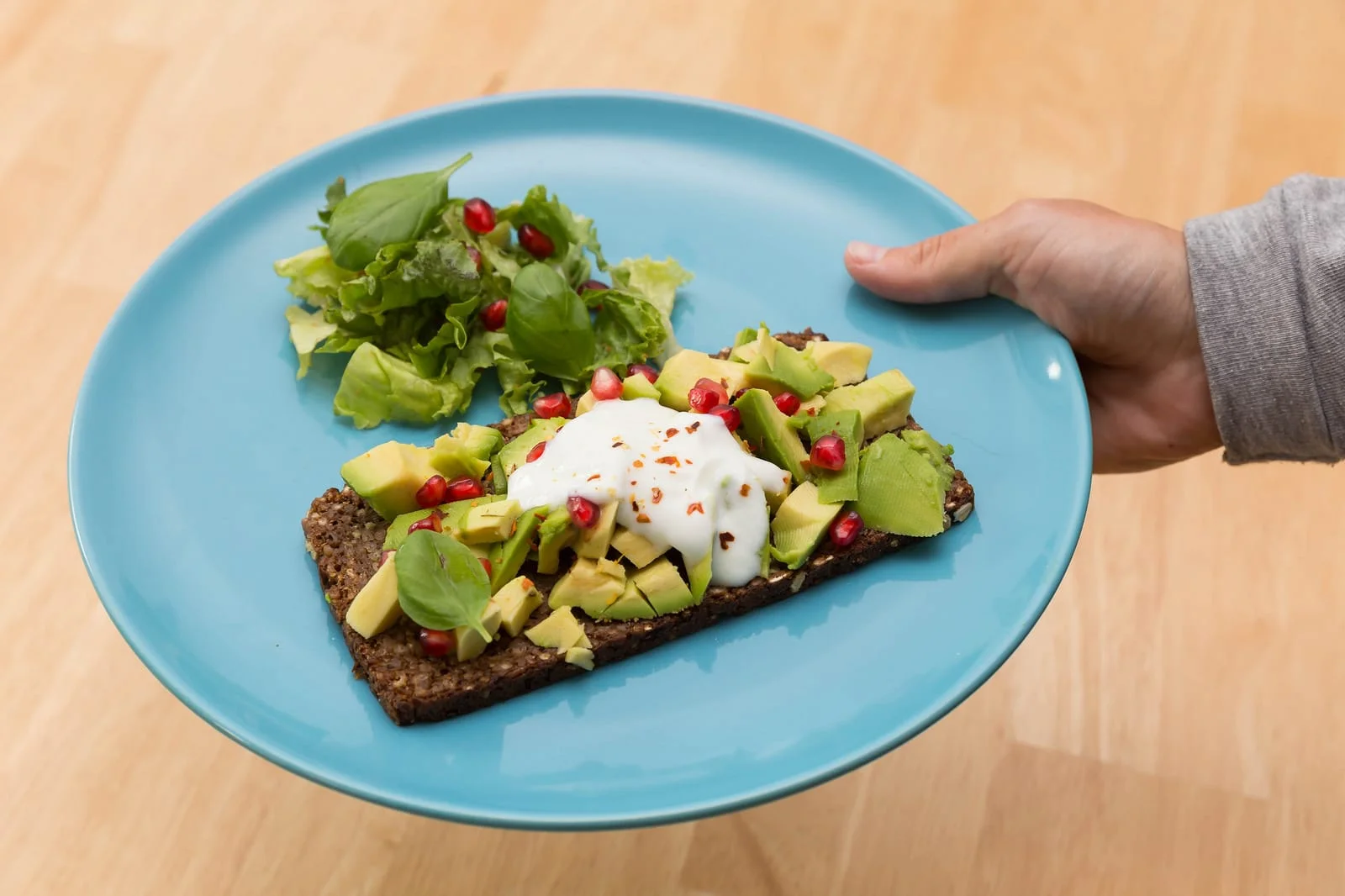 Une assiette très saine avec avocats, grenades et salade