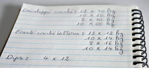 Un cahier de musculation pour noter sa progression