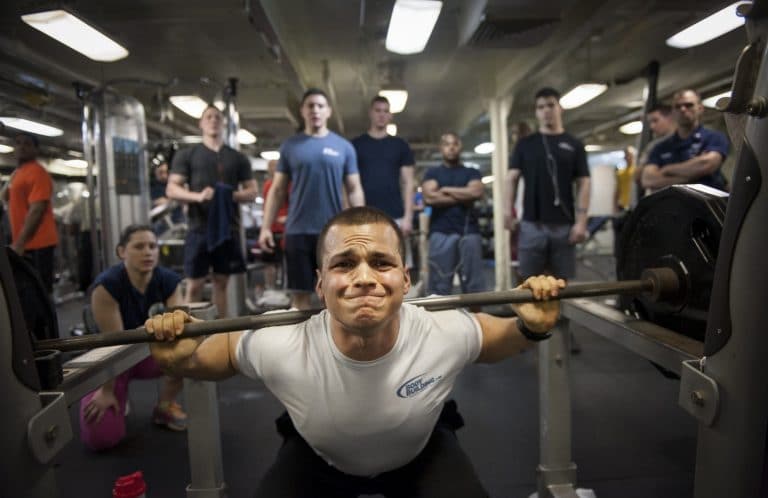 Un homme qui fait des squats