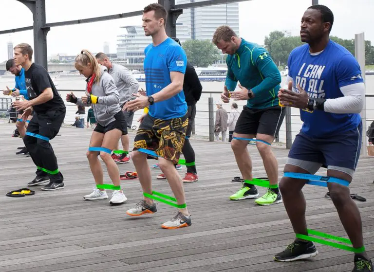 Un groupe avec des élastiques de musculation