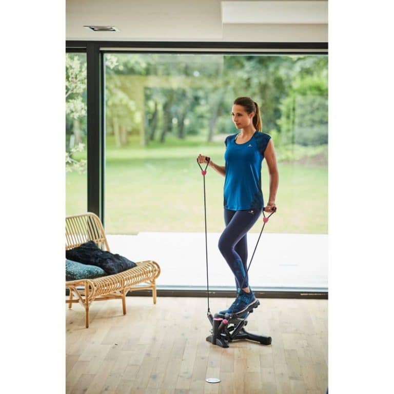 Une femme pratiquant du sport sur un mini-stepper