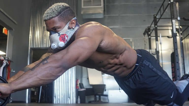 Un sportif avec un rouleau équipé d'un masque d'entrainement