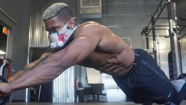Un sportif avec un rouleau équipé d'un masque d'entrainement