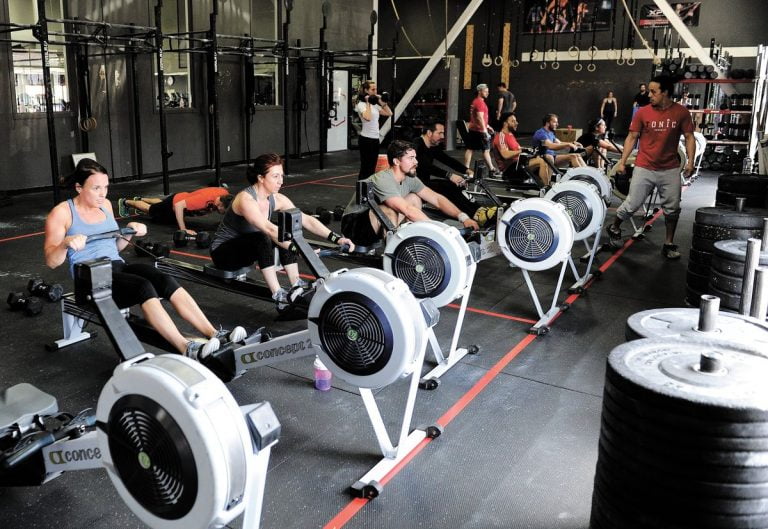 Un box de Crossfit avec des rameurs Concept 2