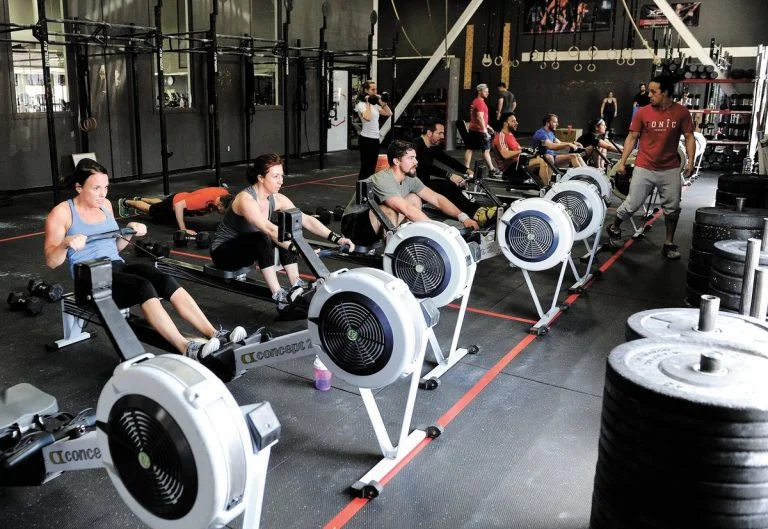 Un box de Crossfit avec des rameurs Concept 2
