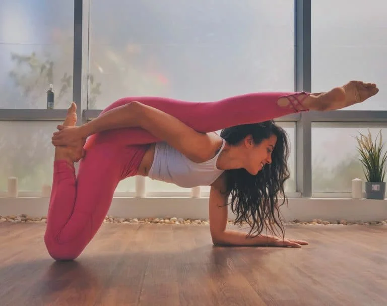 Le deep Stretch en pilates réalisée par une femme souple